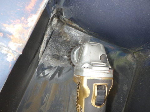 電動工具でサビを除去します