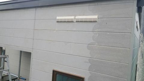 外壁チョーキング層　右が洗浄後