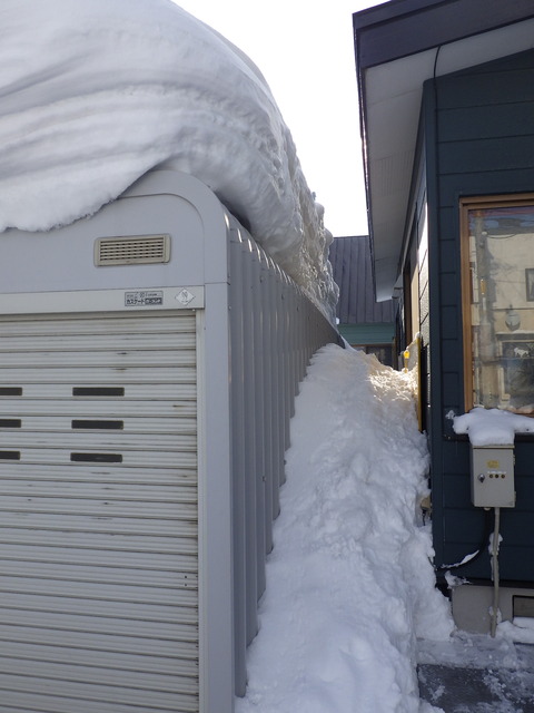 車庫と壁の間に雪が溜まる