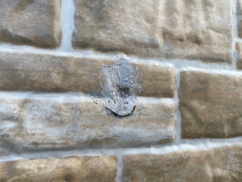 外壁に補修跡があります