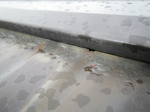 塗装膜下でサビが進行、小さい穴も開いています※違う屋根の写真です