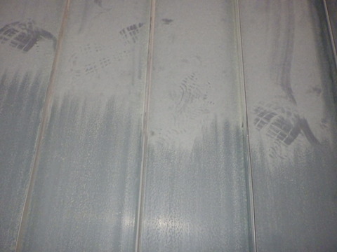 研磨処理でチョーキング層も削り落とします