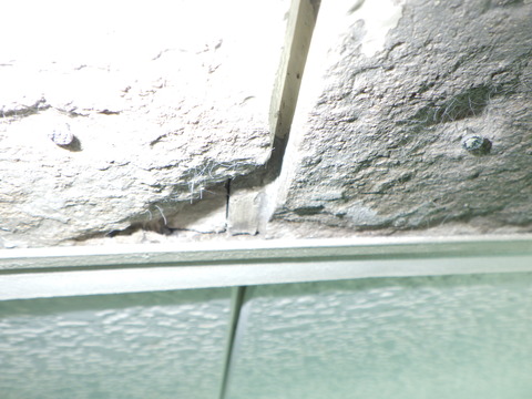 見切り材に水が溜まる構造です！？