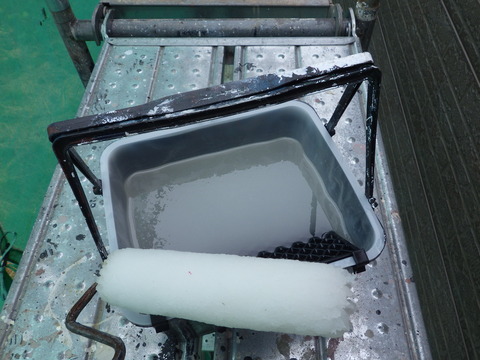 半透明の塗料です