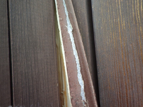 下地のバッカー材が見えている？