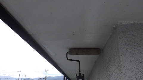 軒天井も弱溶剤浸透性シーラーで固着させます