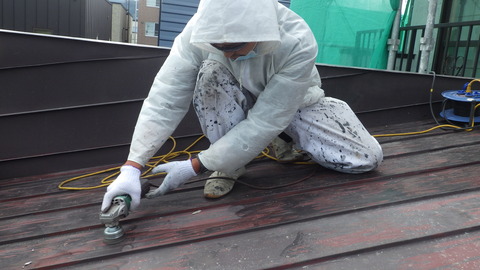 屋根全面ディスクグラインダー研磨