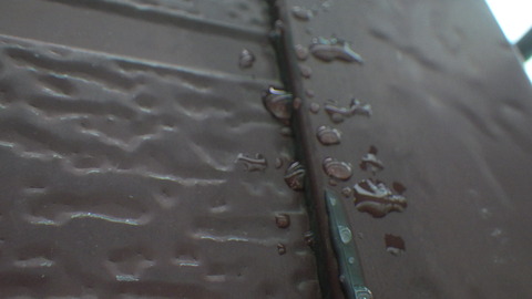 シリコンシーリングの周り数cmが汚染されている