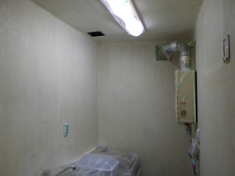 シミ止めシーラー１回目塗装完了