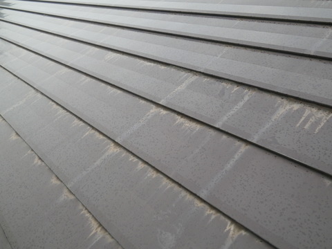 サビの初期症状で数年後急速にサビが進展します。※違う屋根写真です