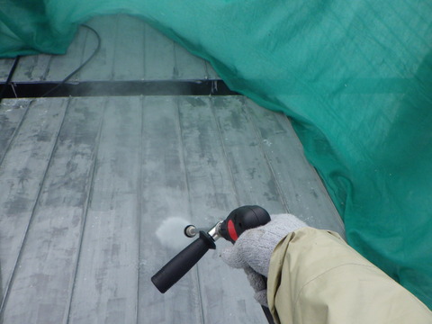 剥離剤が飛散しないようネットで覆います