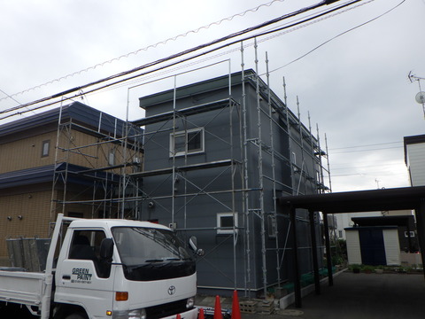 正面向かって右面がとても狭い