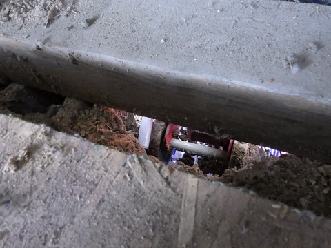 隙間からジャッキが見える