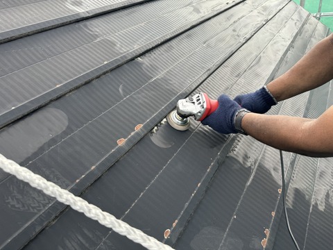 下地処理にディスクグラインダーを使用