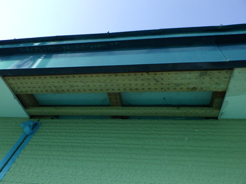 軒天井板がボロボロになっている箇所がある