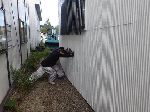 外から押してみたが動かない・・・