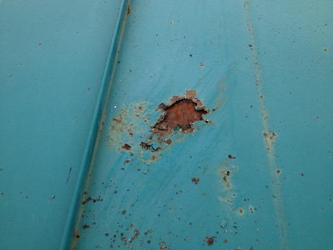 トタンが腐食して穴まで開いている