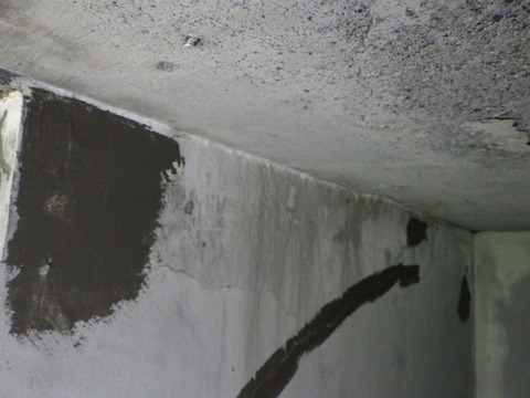 建物裏のバルコニー下