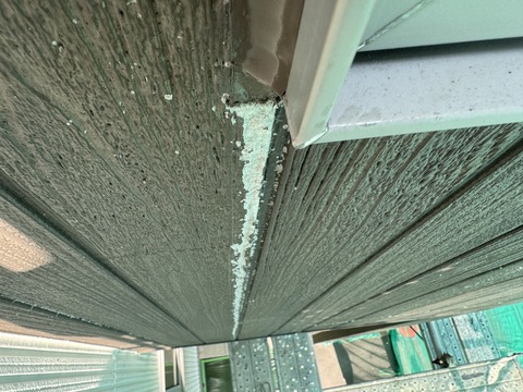 基材が深く粉化しています