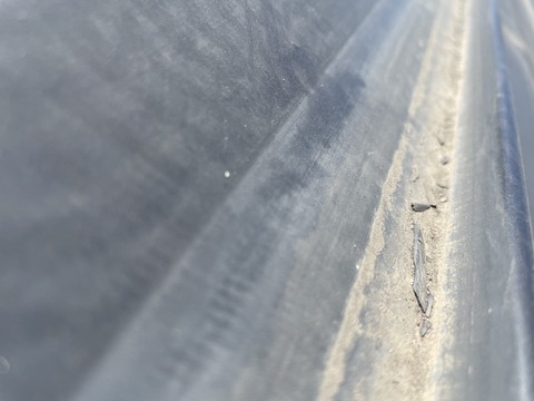 水が溜まる所に塗膜剥離が発生しています