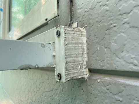 シリコンシーリングで架台？