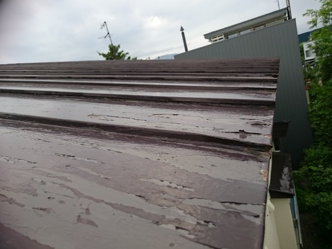 屋根の端部は特にはがれやすい