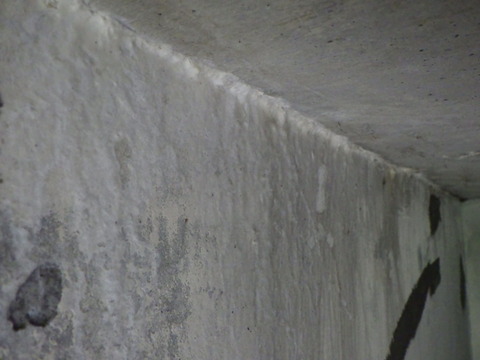 すごい量のエフロが流出しています