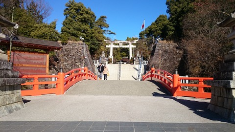 現在の入口、信玄公の時代は向かって右側に正面門がありました