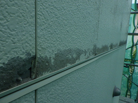 １Ｆと２Ｆの見切り材上側の劣化が酷い