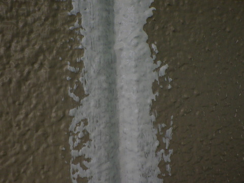 ブリード抑止下塗り材を塗装します