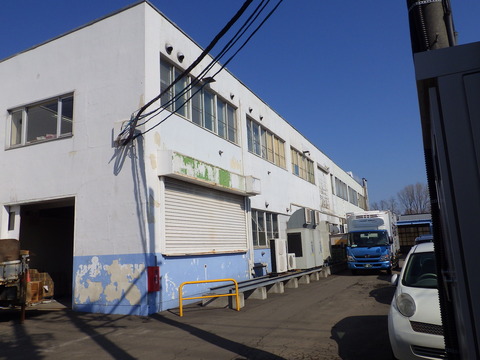 足場仮設スペースに機械類が並んでいます