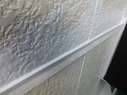 見切り材の上側隙間も同じく埋めます