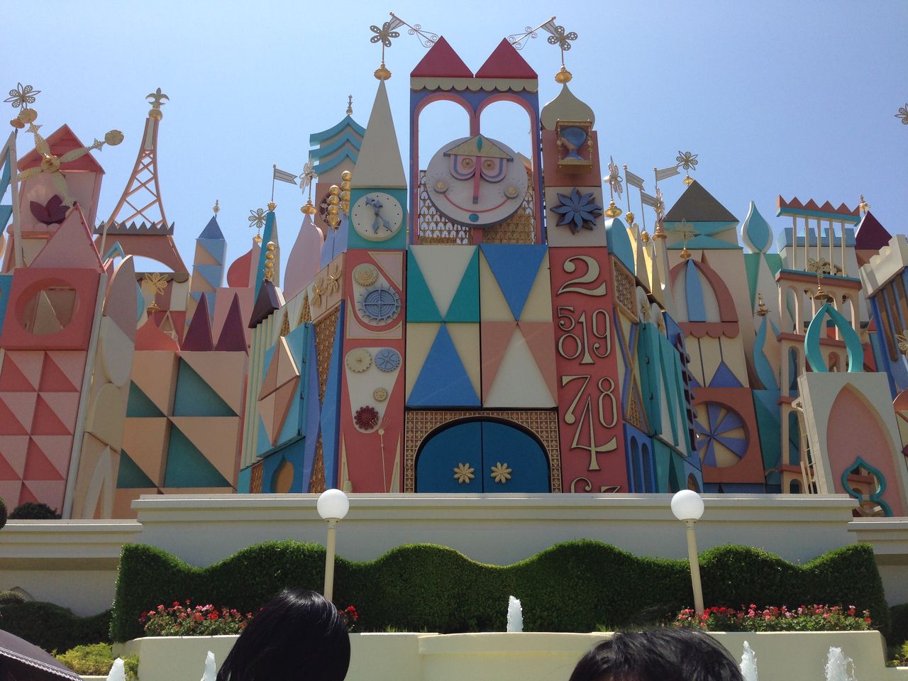 ディズニーランドの隠れ風流 女の飴が落ちている ディズニーランドの隠れ風流 女の飴が落ちている