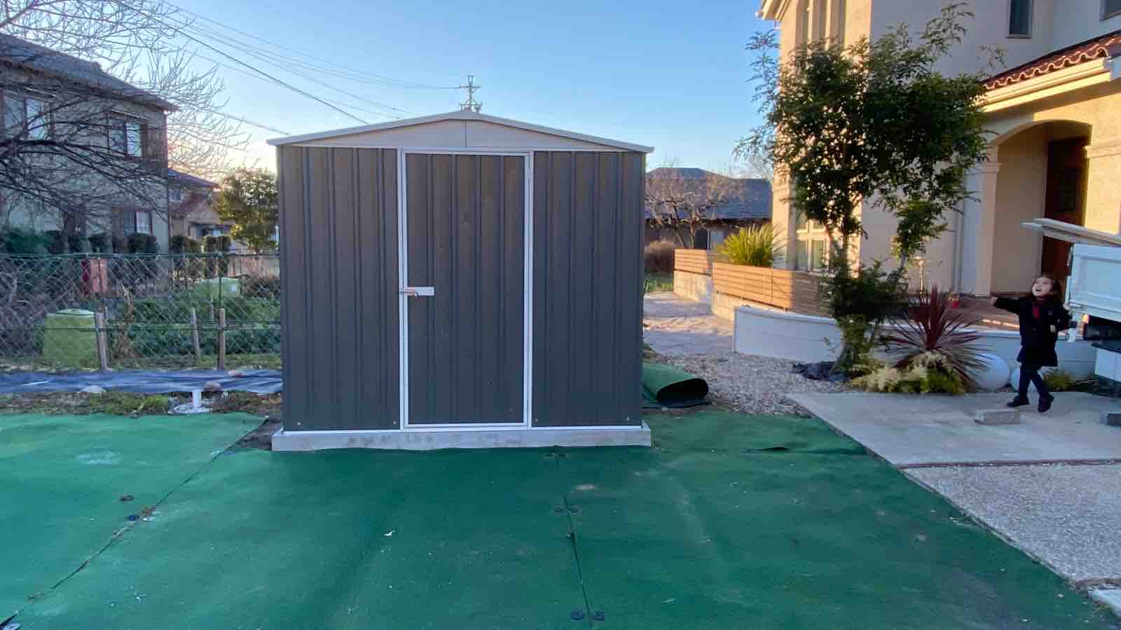 人気のユーロ物置 2基施工しました グリーンサムズアップの庭log Into Green