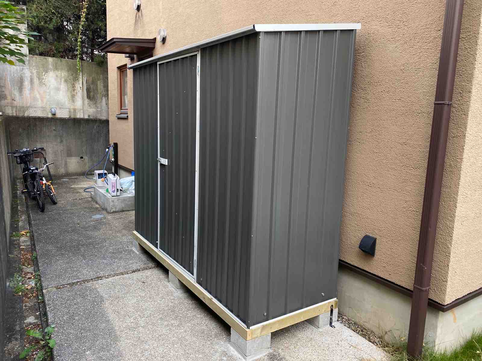 人気のユーロ物置 2基施工しました グリーンサムズアップの庭log Into Green