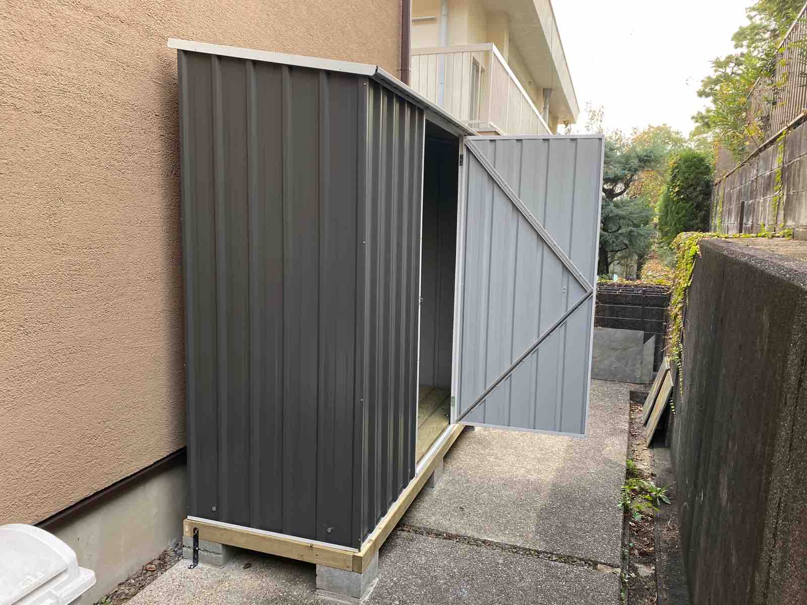 人気のユーロ物置 2基施工しました グリーンサムズアップの庭log Into Green