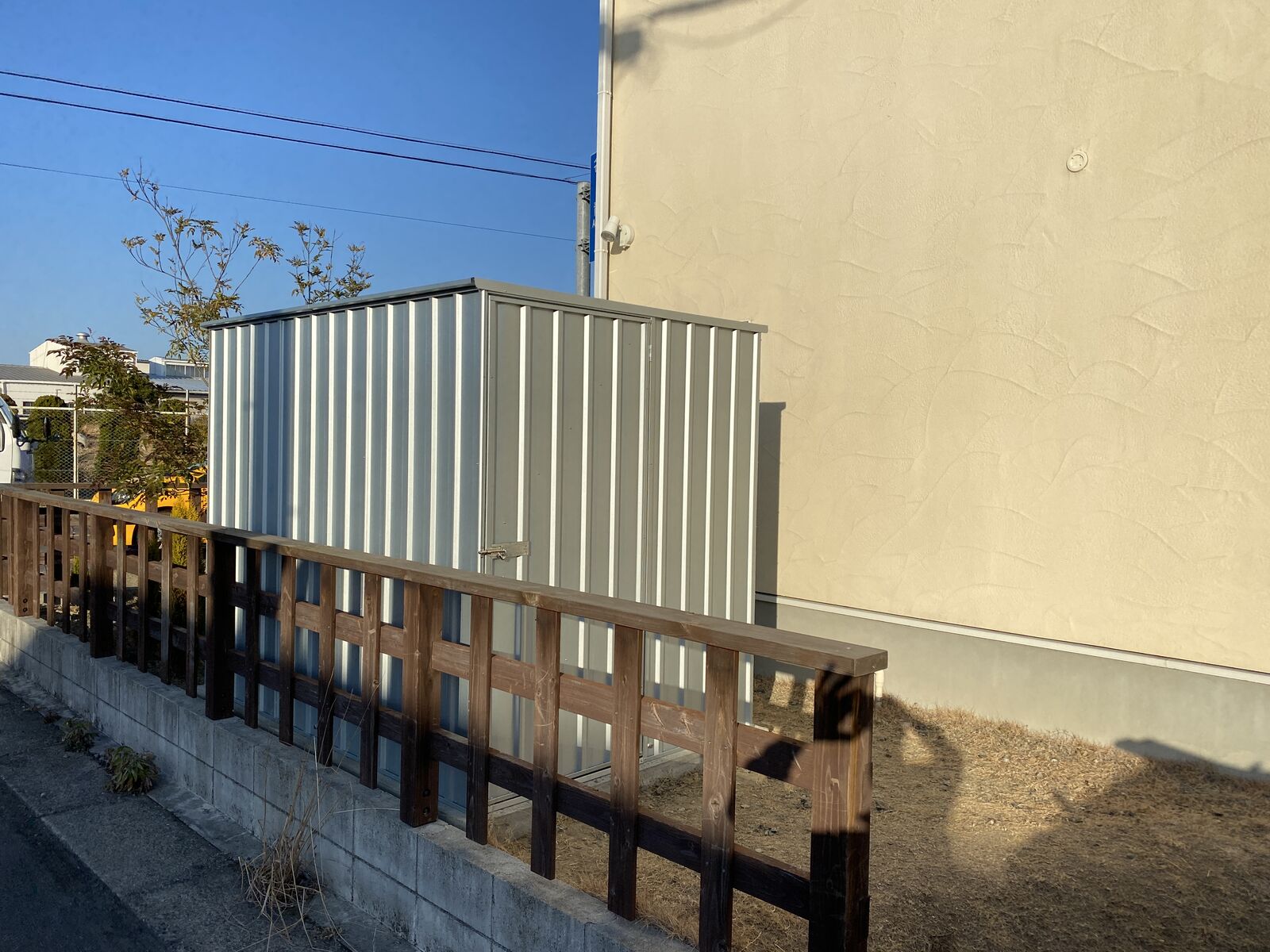 ユーロ物置 バイシクルキューブ設置 グリーンサムズアップの庭log Into Green