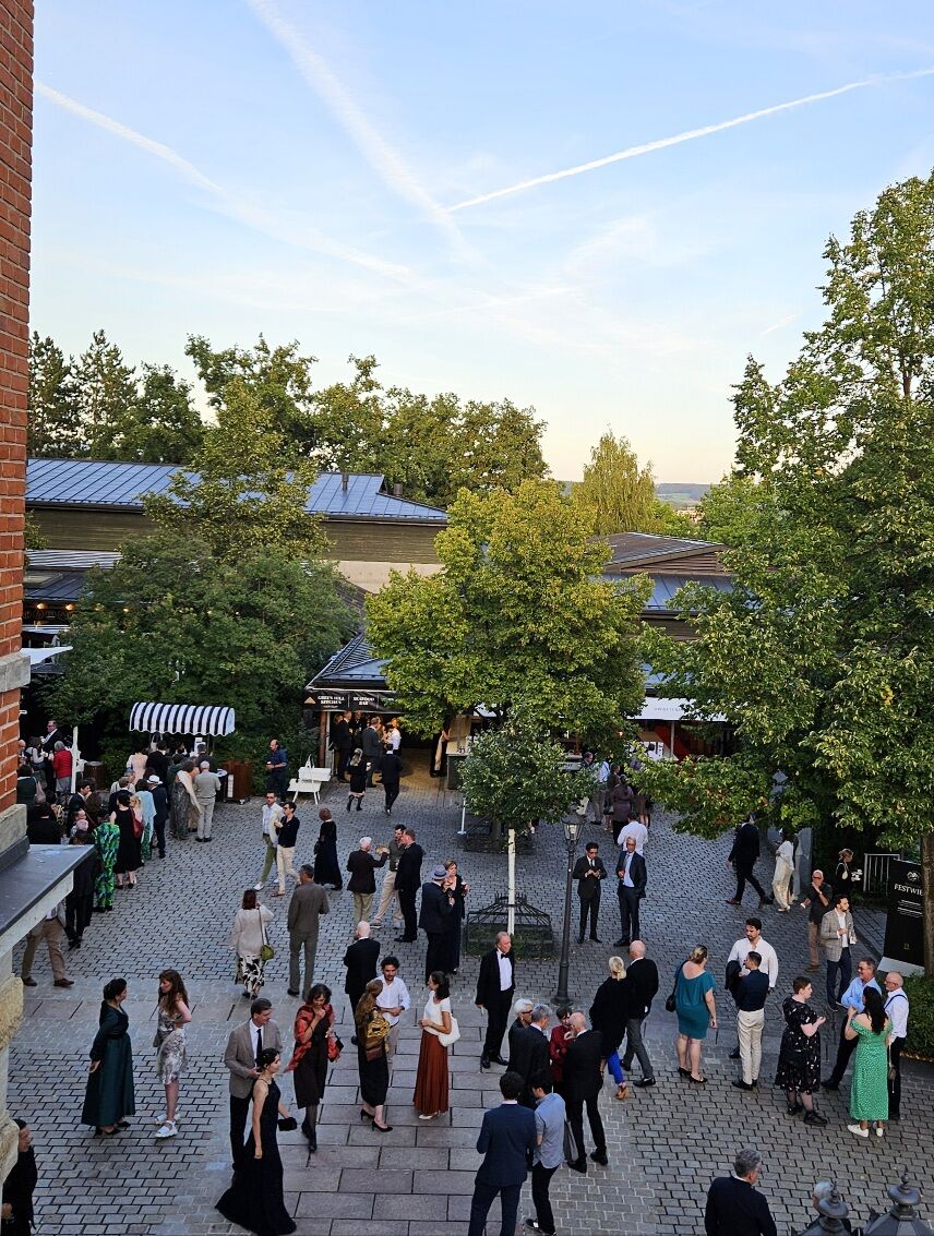 入手困難「新バイロイト」（初版・美品）バイロイト音楽祭にご興味ある方必読 世界で一番入手困難なチケット!】世界的に有名な音楽祭の都