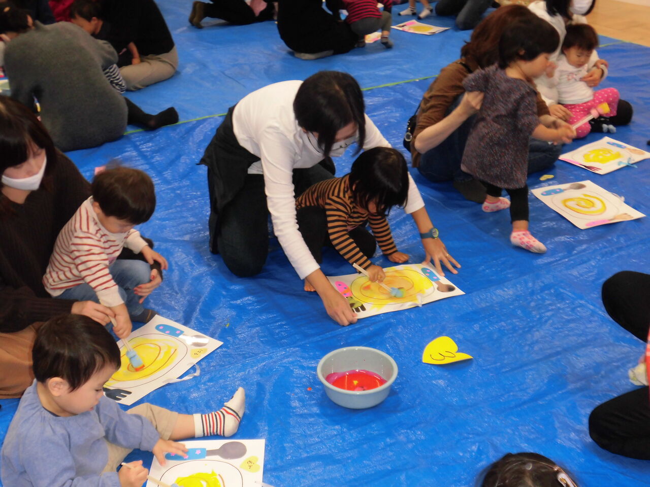 絵の具で遊ぼう ２ ３歳児親子教室 11 10 グルッポｎｏｗ