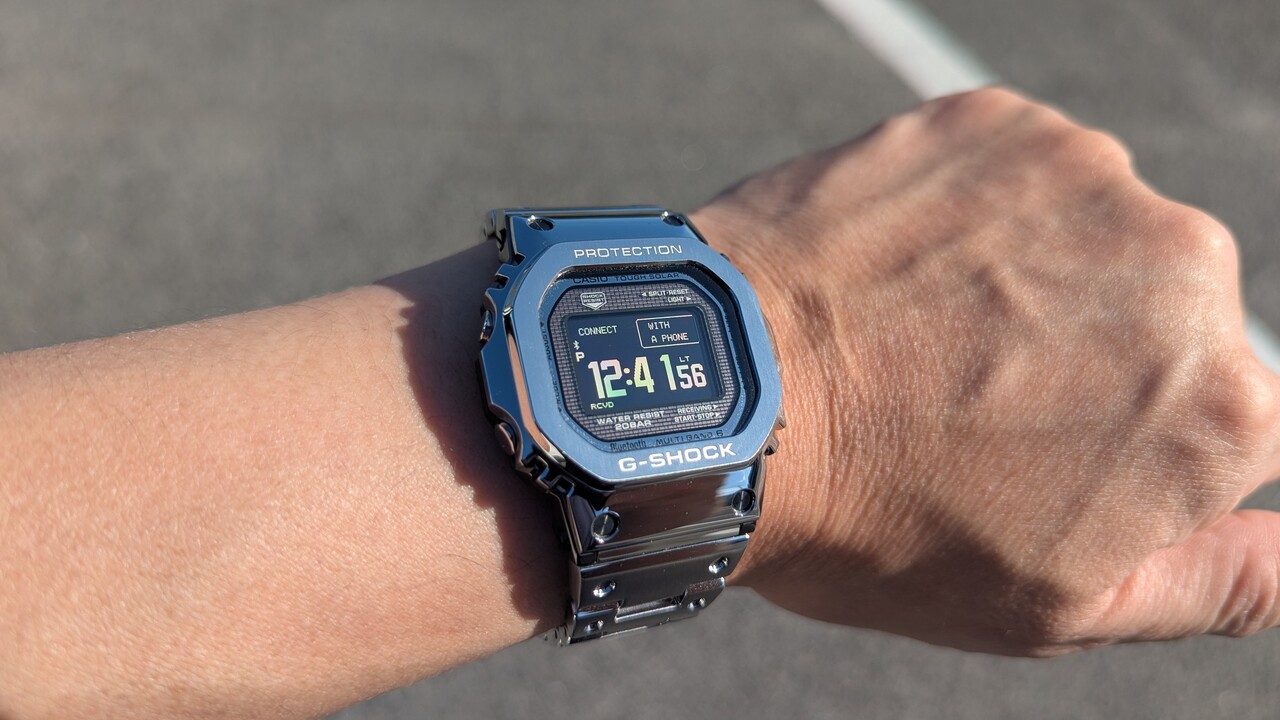 発売から高い人気の「GMW-BZ5000」のシルバーモデル。その人気は他の
