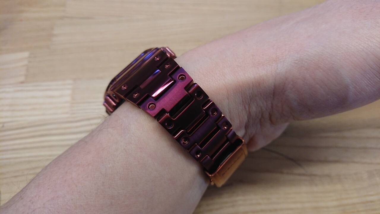 G-SHOCK GMW-B5000【美品】 G-SHOCK、フルメタルコレクションを深みのあるボルドーカラーの「GMW