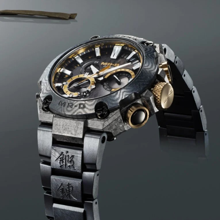 【世界限定500本】カシオ(CASIO) G−SHOCK誕生40周年　月山コラボ G-SHOCK 40周年 MR-Gにド級の“日本刀”モデル - Impress Watch