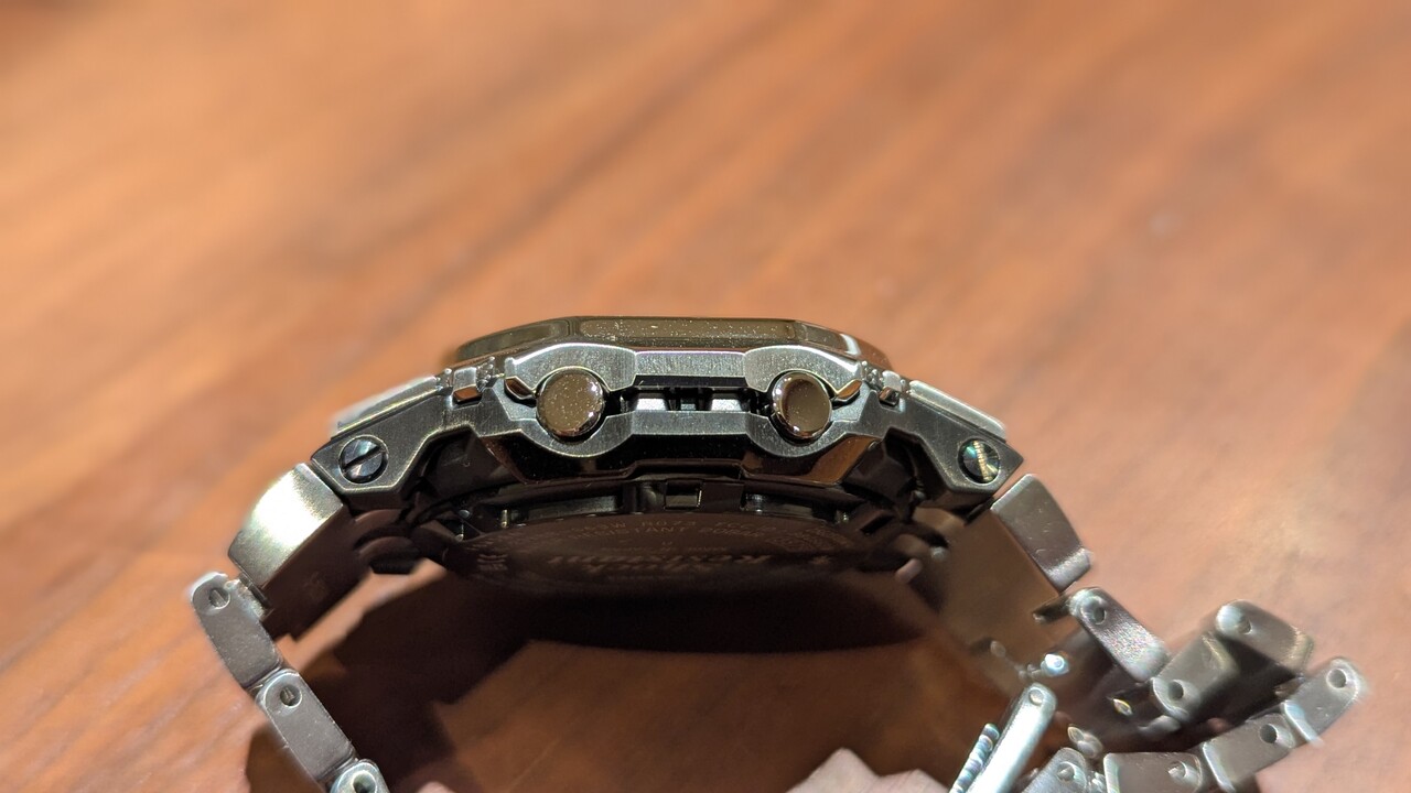 発売から高い人気の「GMW-BZ5000」のシルバーモデル。その人気は他の