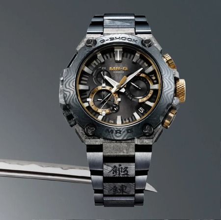 【世界限定500本】カシオ(CASIO) G−SHOCK誕生40周年　月山コラボ G-SHOCK 40周年 MR-Gにド級の“日本刀”モデル - Impress Watch