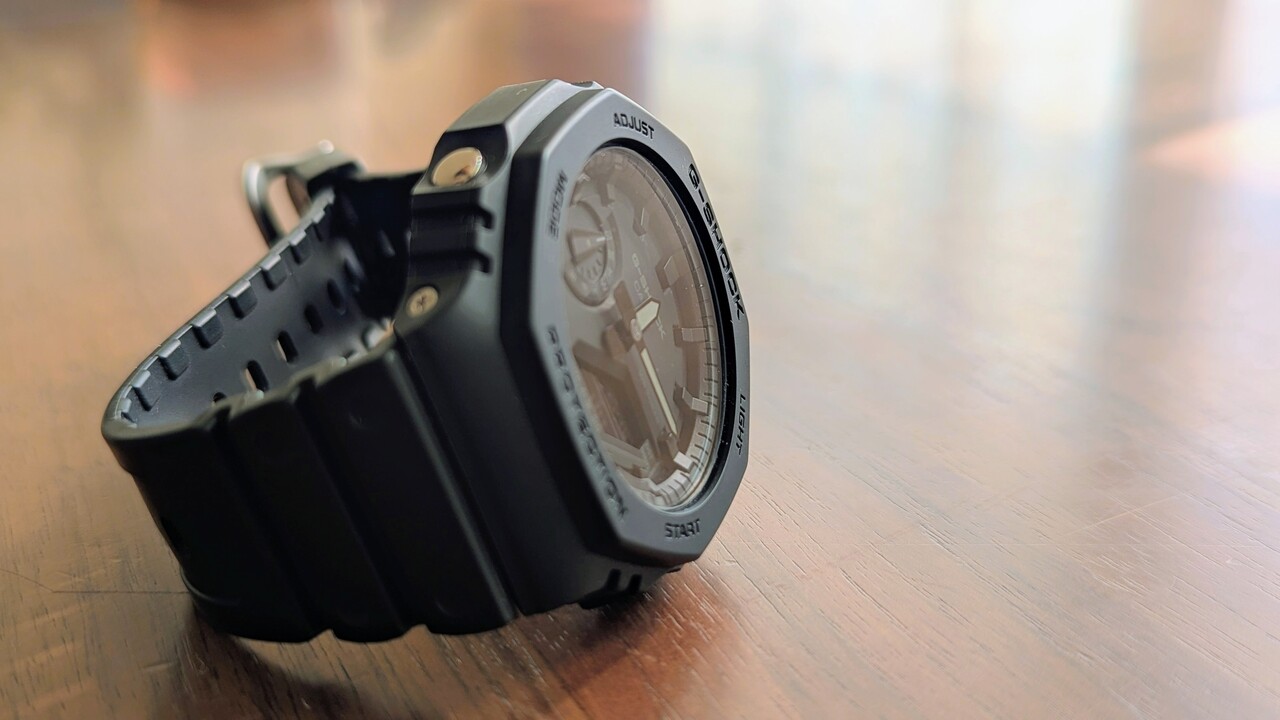 電池交換完了〉購入から5年半の愛用のカシオーク黒黒”GA-2100-1A1JF”は