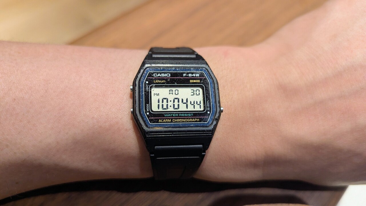 F-B100W】ブラックモデル「F-B100W-1BJF」予約。ブラックを選んだ理由