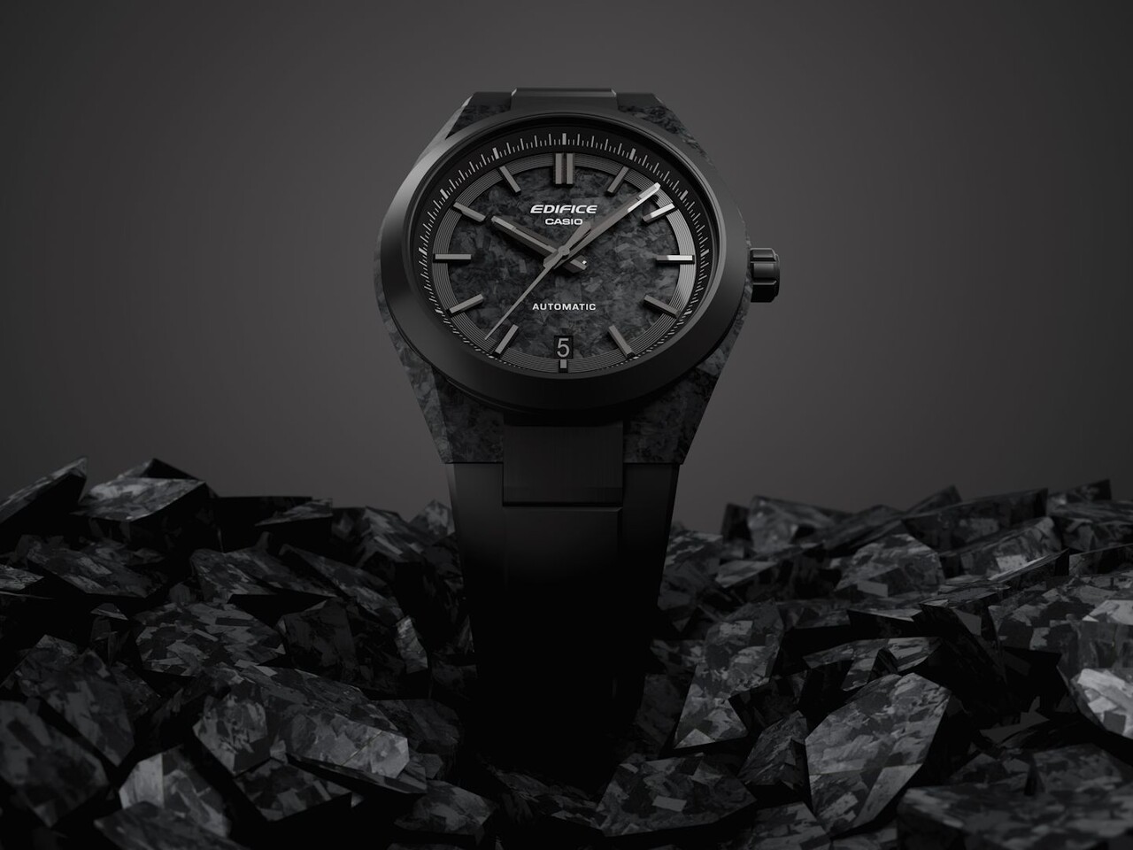 CASIO　EDIFICE 人気のオールブラックモデルも！フォージドカーボン採用2種