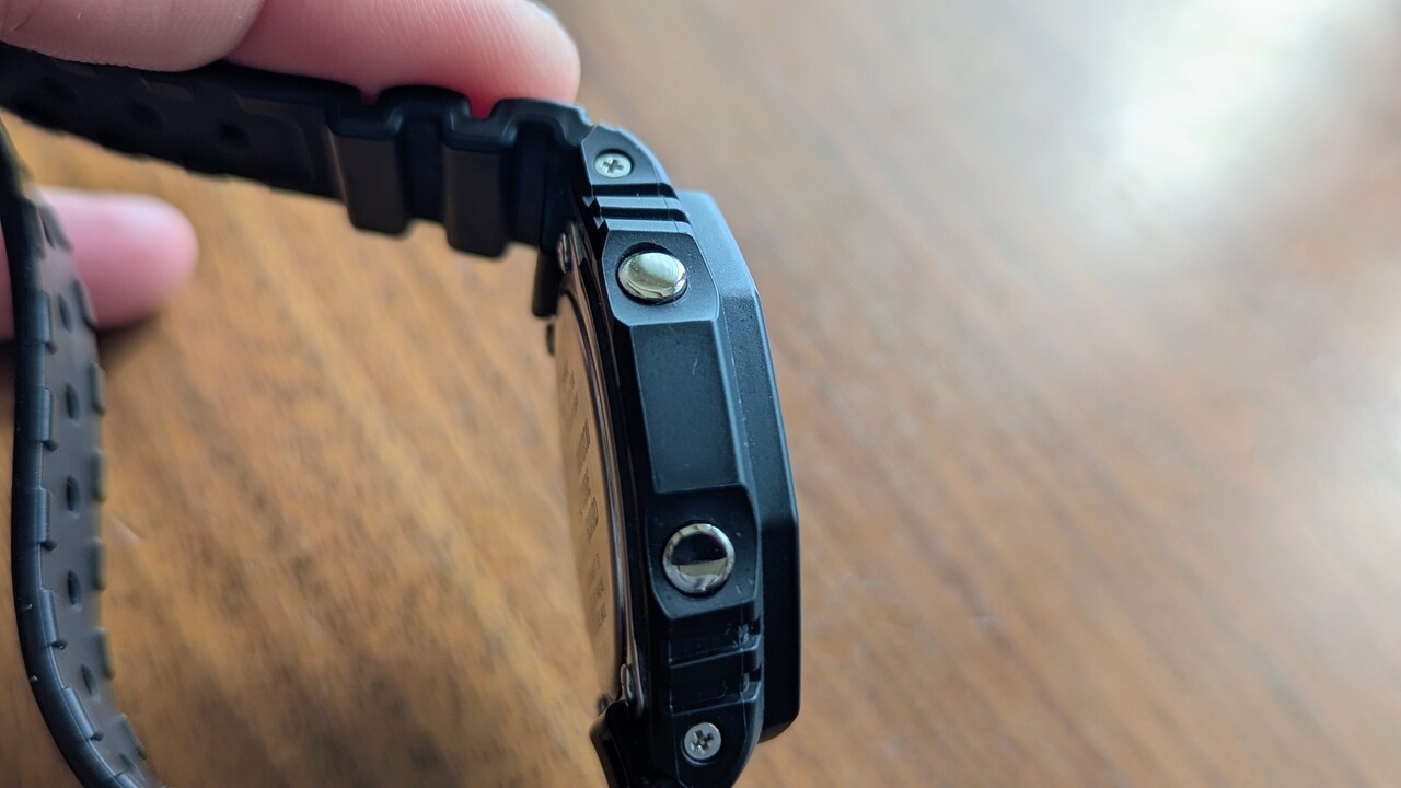 電池交換完了〉購入から5年半の愛用のカシオーク黒黒”GA-2100-1A1JF”は