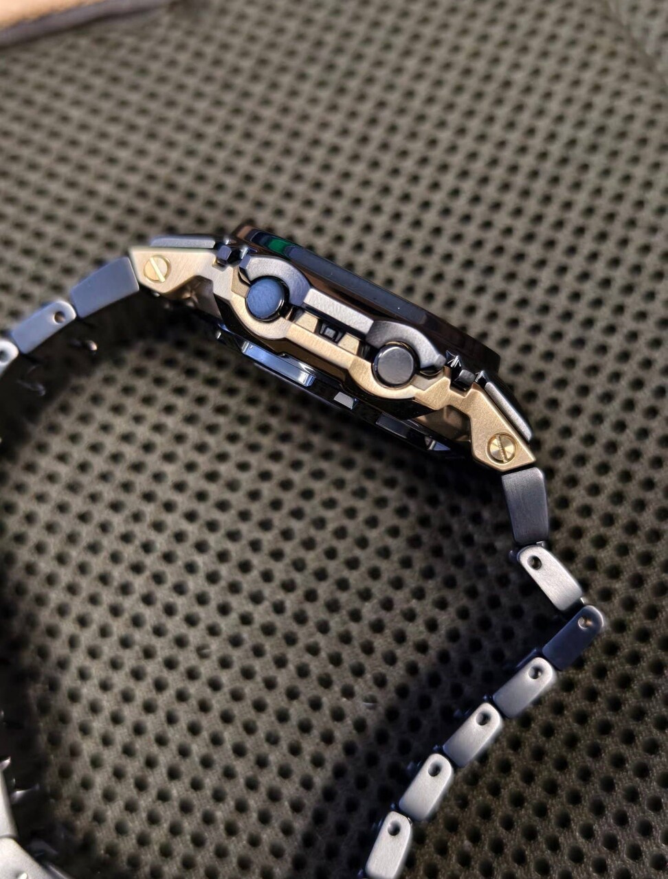 GMW-BZ5000GD-1 新品 黒×金 新しい GMW-BZ5000GD-1 の写真 : r/gshock