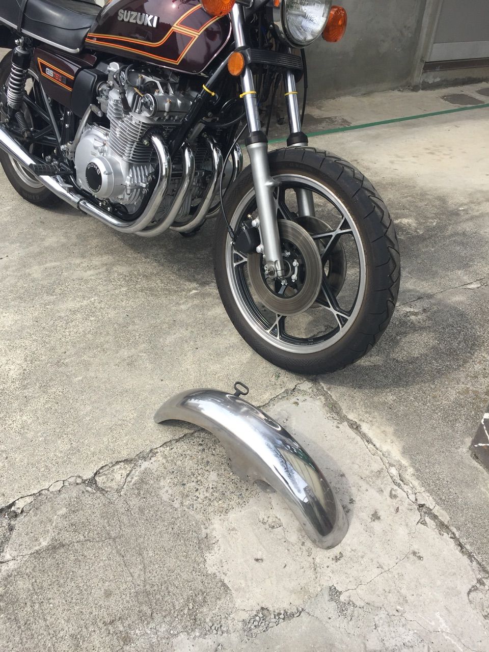 GS750 3号車 フロントフェンダーのくもり : GS750レストア生活